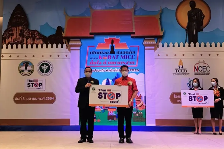 วิเชียร จันทรโณทัย (ขวา) ผู้ว่าราชการจังห...