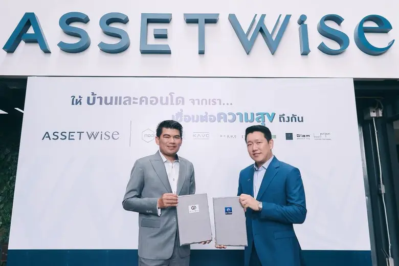 คุณเกรียงศักดิ์ บัวนุ่ม (ซ้าย) ประธานกรรม...