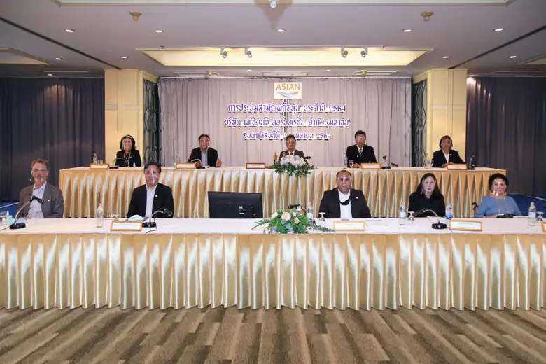 นายสุริยะ ประสาทบัณฑิตย์ (กลางแถวบน) รักษ...