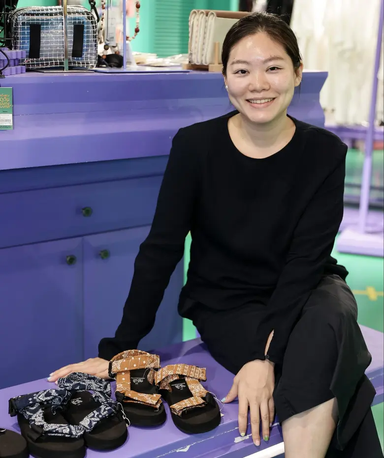 "Buffollow" รองเท้าสตรีทสไตล์เท่ๆ แฝงสีสันแห่งความสนุก แบบฉบับคนรักษ์โลก ชั้น 1 Absolute Siam Store สยามเซ็นเตอร์ เมืองแห่งไอเดียที่ล้ำเทรนด์