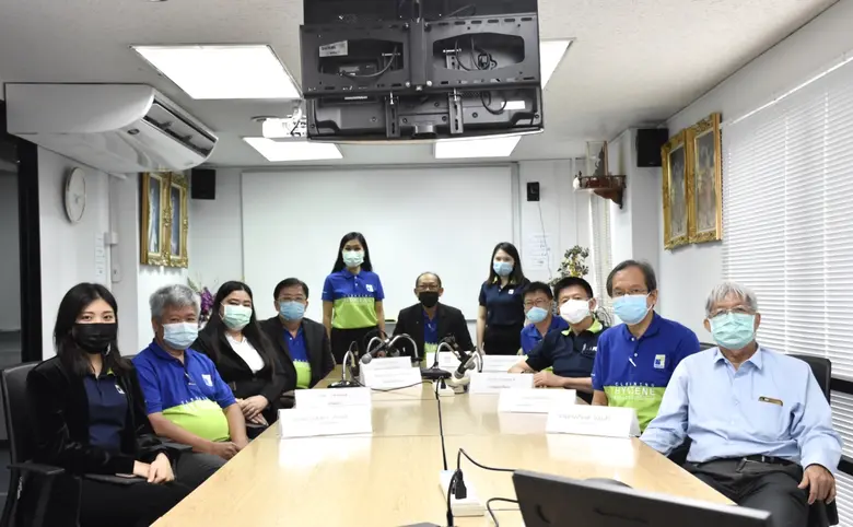 นายสืบพงศ์ เกตุนุติ (นั่งคนกลาง) รองประธา...