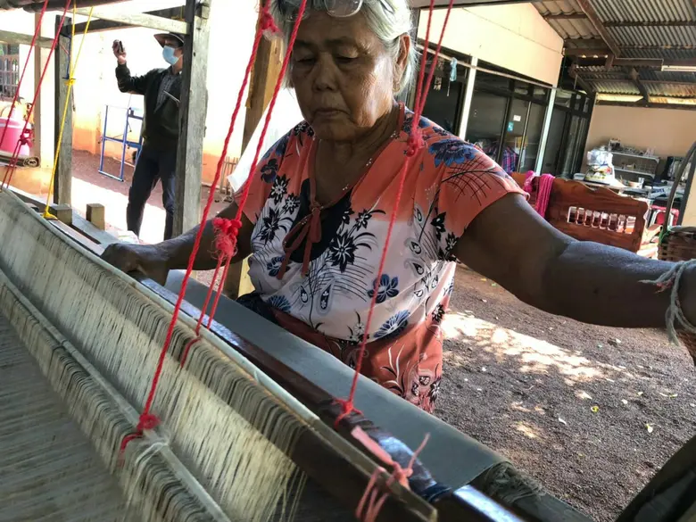 พช.นครพนม ขับเคลื่อนกิจกรรมการนำลายผ้าพระราชทาน "ผ้ามัดหมี่ลายขอเจ้าฟ้าสิริวัณณวรีฯ" "ผ้าไทยใส่ให้สนุก" ไปเป็นต้นแบบในการทอผ้า/ผลิตผ้า เพื่อสร้างอาชีพ