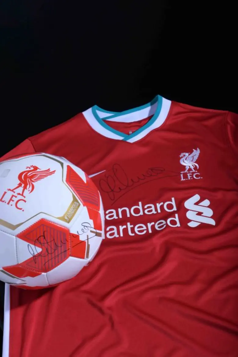 แม็คยีนส์มาตามนัดแจกลูกฟุตบอลและเสื้อบอลพร้อมลายเซ็นต์เอาใจสาวกลิเวอร์พูล-แมนยู