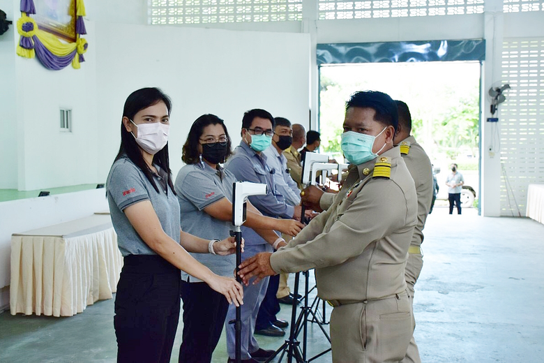 เพื่อชุมชนบางสะพานปลอดภัย"กลุ่มเหล็กสหวิริยา"มอบเครื่องวัดอุณหภูมิอินฟราเรด 71 หมู่บ้าน