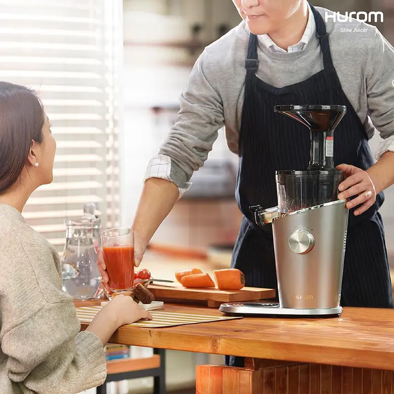 Hurom H100 Easy Series เครื่องสกัดเย็นอันดับหนึ่ง คุณภาพเยี่ยมด้วย นวัตกรรม Slow Squeeze Technology การันตีดีไซน์ด้วยรางวัลด้านฟังก์ชั่น และดีไซน์ Grand Slam จากกรุงเจนีวา