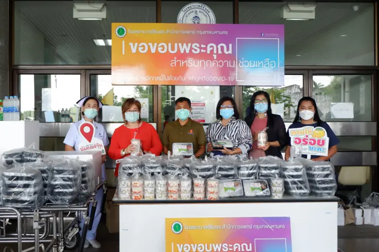 คุณปรียาวัฒน์ ยอดดี (ที่ 4 จากซ้าย) ผู้จั...