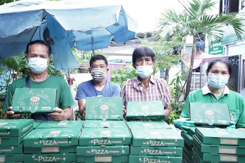 เปิดภาพประทับใจ! เดอะ พิซซ่า คอมปะนี ส่งกำลังใจผ่านพิซซ่าแก่ผู้ประสบภัยโควิด-19  ในชุมชน ตลอด 20 ปี ไม่ว่าช่วงเวลาไหนเราไม่เคยทิ้งกัน