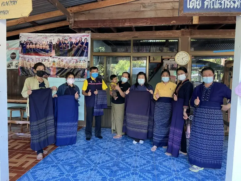 พช.นครพนม ขับเคลื่อนกิจกรรมการนำลายผ้าพระ...