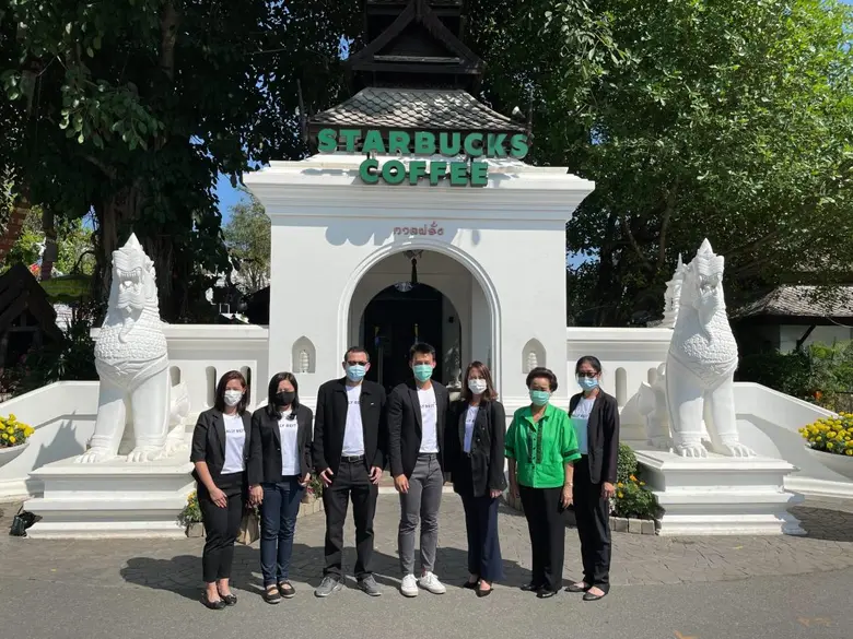 กวินทร์ เอี่ยมสกุลรัตน์ (ที่ 4 จากซ้าย) ก...