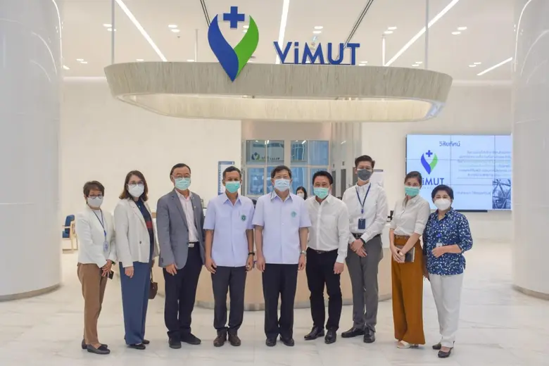 นายแพทย์โสภณ เมฆธน ผู้ช่วยรัฐมนตรีประจำกร...