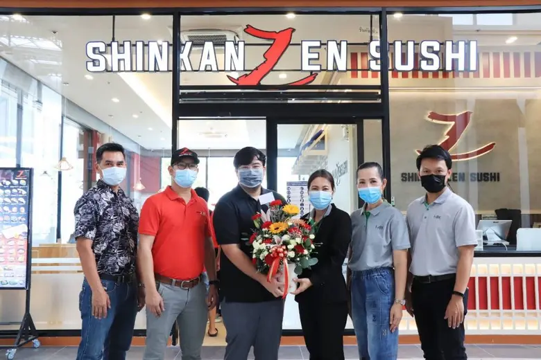 นางสาวจรูญรัตน์ สาลี (ที่ 4 จากซ้าย) ผู้จ...