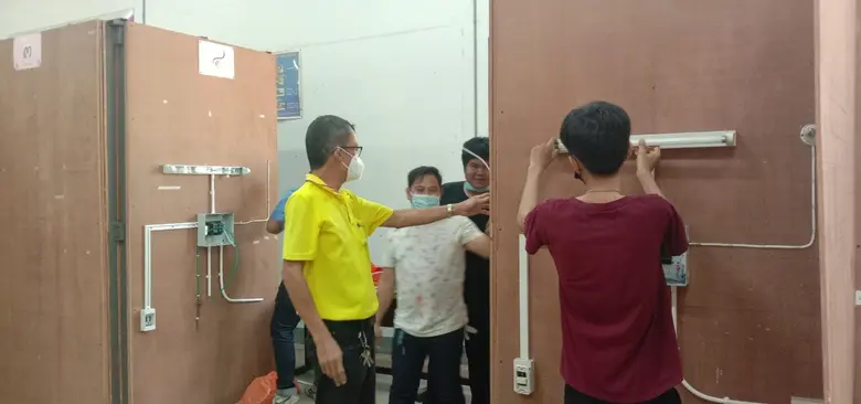 สำนักงานพัฒนาฝีมือแรงงานเพชรบุรี เปิดฝึกอบรม สาขาช่างเดินสายไฟฟ้าในอาคาร รุ่นที่ 1/2564 ระหว่างวันที่ 5 - 19 พฤษภาคม 2564 จำนวน 20 คน