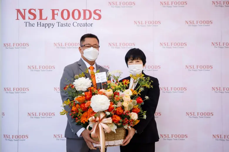 นางภภัสสร ธนสร (ขวา) รองกรรมการผู้จัดการ ...