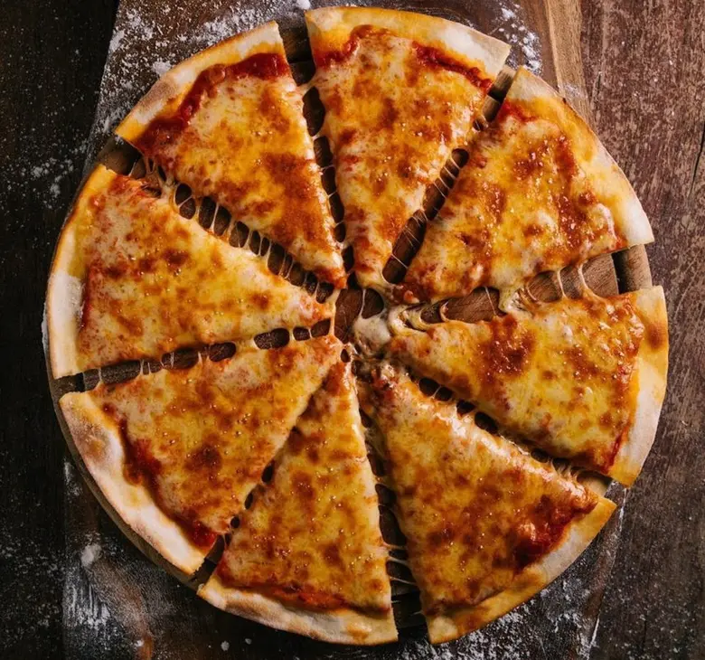 สั่งกลับบ้านก็ดี ส่งถึงที่ก็ได้กับพิซซ่าอิตาเลียนโฮมเมด ณ ห้องอาหารนัมเบอร์ 43 อิตาเลียน บิสโทร โรงแรมแคนทารี เบย์ ระยอง