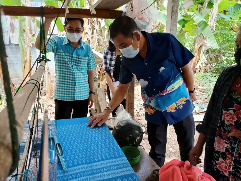 พช.สระแก้ว ลงพื้นที่ติดตามสนับสนุนการดำเนินงานส่งเสริม สนับสนุนการสืบสานพระปณิธาน ทอผ้ามัดหมี่ลายขอเจ้าฟ้าสิริวัณณวรีฯ ตามแนวพระราชดำริ
