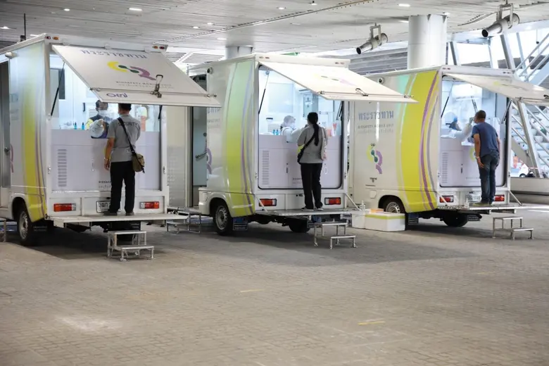 เอ็ม บี เค เซ็นเตอร์ ร่วมกับสำนักงานเขตปทุมวัน ศูนย์บริการสาธารณสุข 5 จุฬาลงกรณ์  พร้อมด้วยสถาบันป้องกันควบคุมโรคเขตเมือง นำรถพระราชทานตรวจโควิด-19 ให้บริการประชาชน