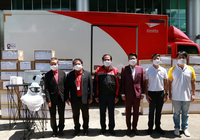 นายมานะ เจียมกรกต (ที่ 3 จากซ้าย) ผู้จัดก...