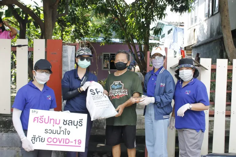 ดร.บุษบา ชัยจินดา รองอธิการบดี ม.ศรีปทุม ชลบุรี พร้อมด้วยคณะผู้บริหาร ลงพื้นที่ชุมชน มอบถุงรวมน้ำใจ เพื่อบรรเทาความเดือดร้อนจากสถานการณ์โควิด-19