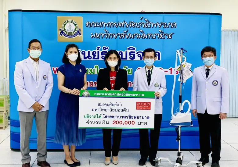 นางสาวพรพิมล ปฐมศักดิ์ (กลาง) นายกสมาคมศิ...