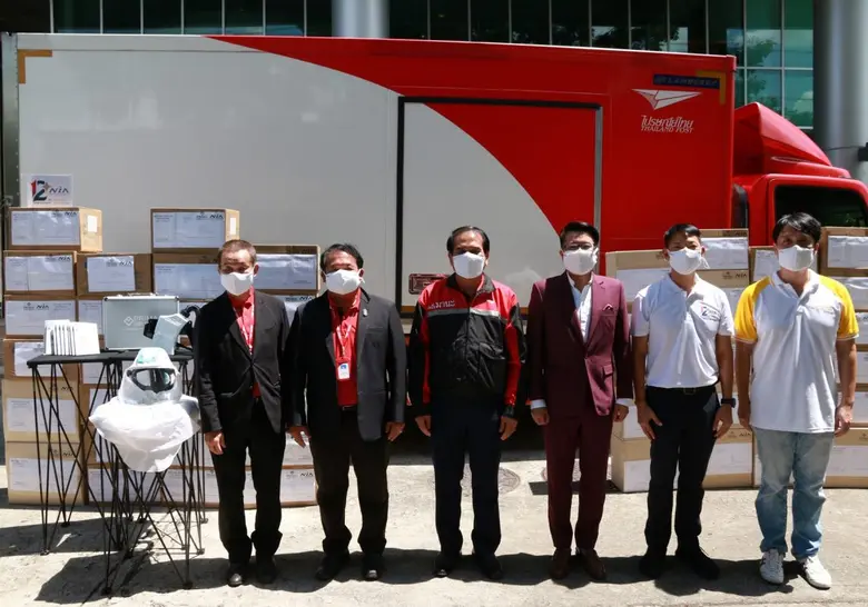 ดร.พันธุ์อาจ ชัยรัตน์ (ที่ 4 จากซ้าย) ผู้...