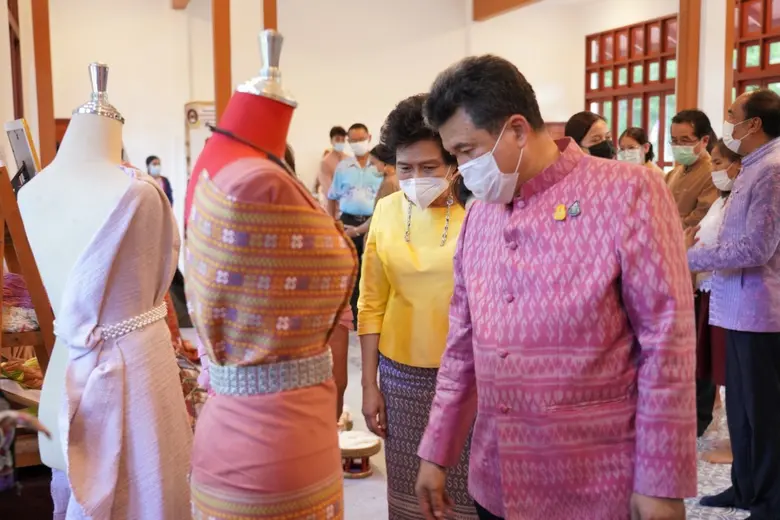 พช. ร่วม สภาสตรีแห่งชาติฯ จับมือ มรภ.กำแพงเพชร พัฒนานวัตกรรมทอผ้าด้วยใยจากต้นกล้วยไข่ สร้างอาชีพ ยกระดับคุณค่าภูมิปัญญา