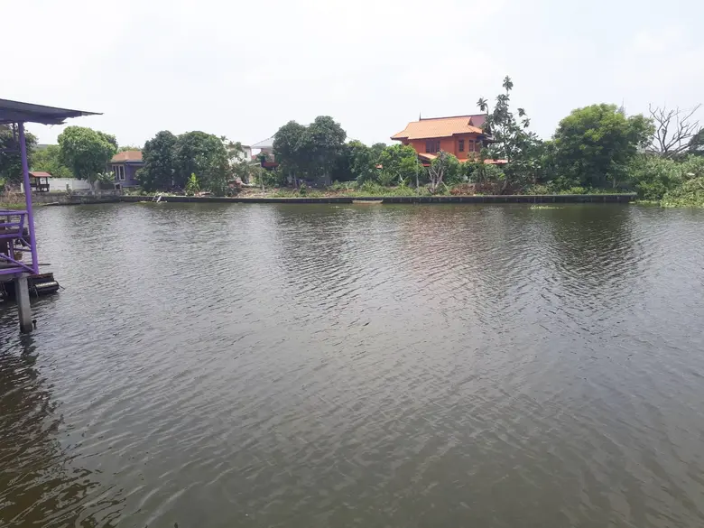 กรมโยธาธิการและผังเมือง ส่งเรือฯ สนับสนุนกรมชลประทาน กำจัดผักตบชวาคลองบางบัวทอง พร้อมเปิดทางน้ำรับหน้าฝน