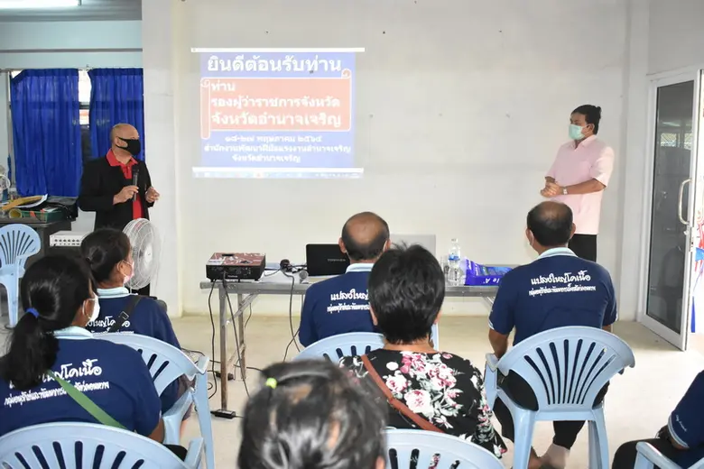 รองผู้ว่าฯ เยี่ยมกลุ่มฝึกการออกแบบบรรจุภัณฑ์ เน้นย้ำปฏิบัติตามมาตรการป้องกันโควิด