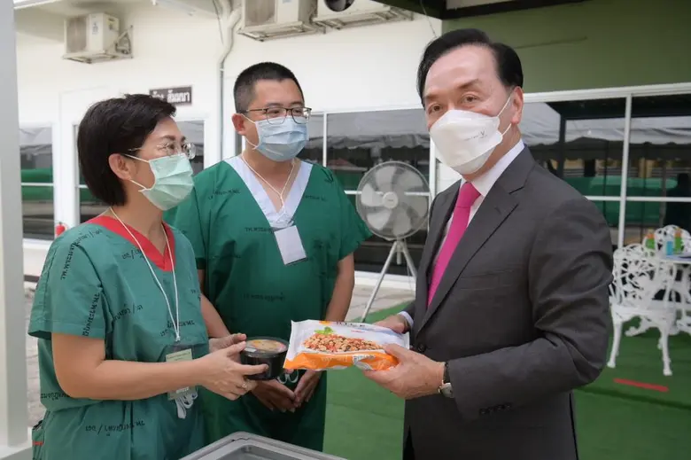 ซีพีระดมสรรพกำลังธุรกิจในเครือ หนุนภารกิจโครงการ "ซีพีร้อยเรียงใจ สู้ภัยโควิด-19" เสริมคลังอาหาร-เพิ่มประสิทธิภาพการสื่อสาร แก่รพ.สนามสังกัดกองทัพบก