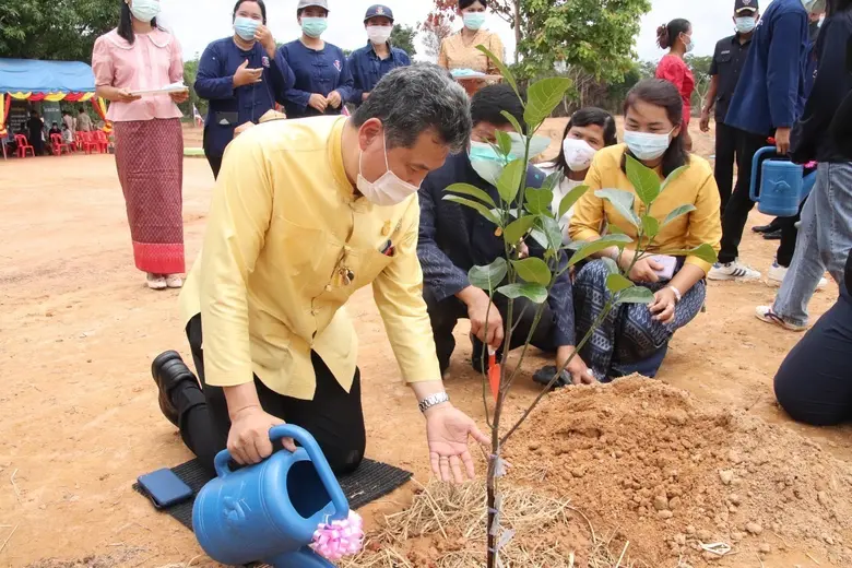 อธิบดี พช. จับมือ ผบ.นทพ. เยือนอาณาจักรแห่ง "โคก หนอง นา" จ.อุบลราชธานี ตรวจเยี่ยมแปลง CLM อ.ตระการพืชผล