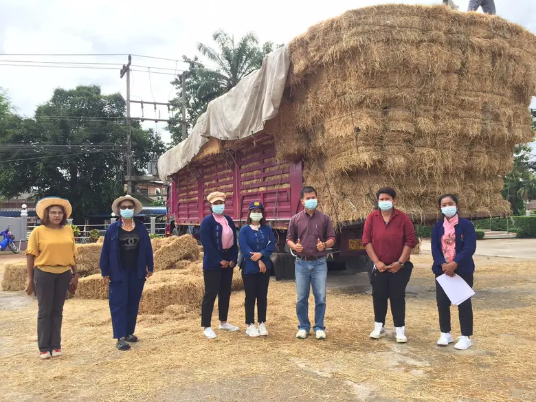 พช.พระแสง ส่งมอบวัสดุโครงการโครงการพัฒนาพื้นที่ต้นแบบการพัฒนาคุณภาพชีวิต ตามหลักทฤษฎีใหม่ ประยุกต์สู่ "โคก หนอง นา โมเดล"