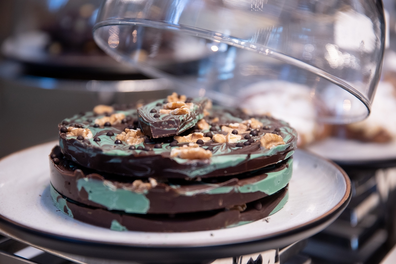 เดอะ เซนต์ รีจิส กรุงเทพฯ นำเสนอคลาสสอนทำช็อกโกแลต ณ เดอะ เลาจน์ โดยเชฟเอ๋ อนุพงษ์ รองชนะเลิศอันดับหนึ่ง รายการ Top Chef Thailand ขนมหวาน