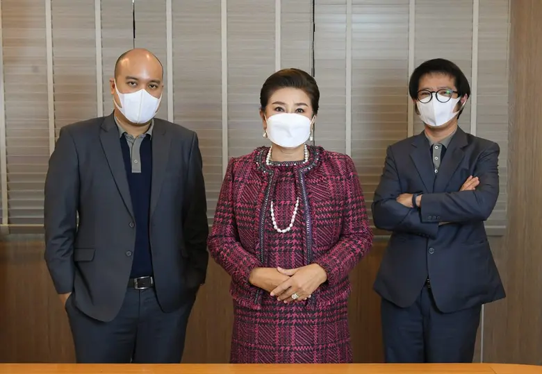 นางชุติภา กลิ่นสุวรรณ (กลาง) ประธานเจ้าหน...