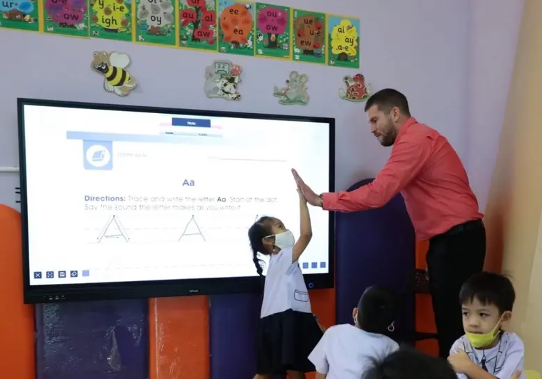 เรียนภาษาให้สนุก ต้องเรียนกับเจ้าของภาษาโดยตรง 'สาธิตกรุงเทพธนฯ' แนะนำ 2 ทิชเชอร์ด้านภาษาสุดใจดี