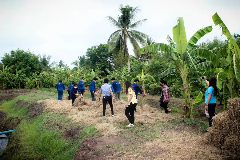 พช.อ่างทอง สนับสนุนพื้นที่ครัวเรือนต้นแบบการพัฒนาคุณภาพชีวิตระดับครัวเรือน เพื่อกระตุ้นการบริโภคภาคครัวเรือนและเอกชน ผ่านกิจกรรมเอามื้อสามัคคี