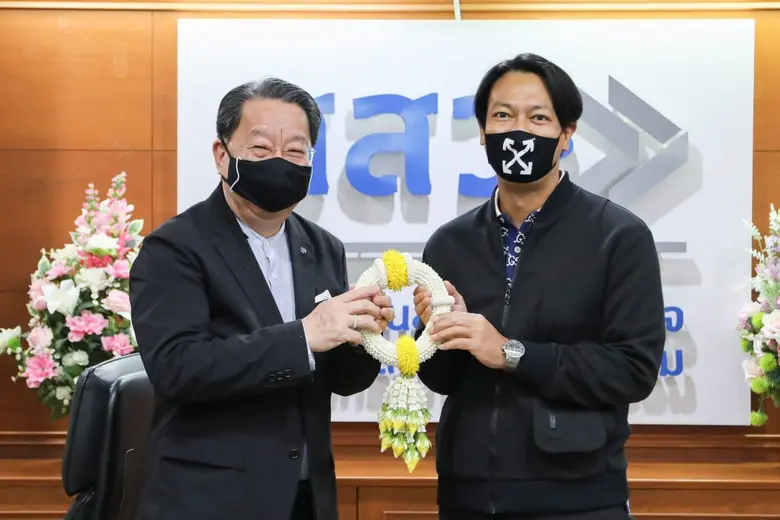 ดร.รักษ์ วรกิจโภคาทร (ขวา) กรรมการผู้จัดก...