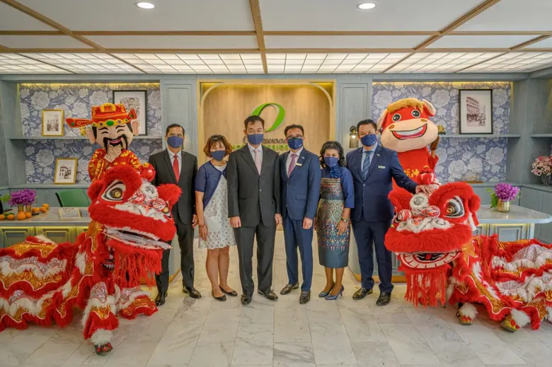 ปริญญา เธียรวร (ที่ 3 จากซ้าย) ประธานเจ้าหน้าที่บริ...