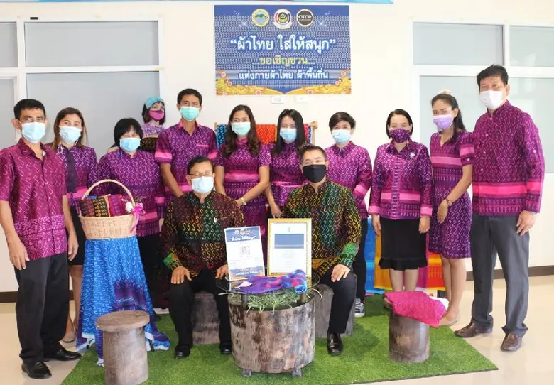 ผู้ว่าฯพังงา เยี่ยมชมบูธจัดแสดงและจำหน่าย "ผ้าไทยใส่ให้สนุก" และผ้าลายพระราชทาน "ผ้าลายขอเจ้าฟ้า สิริวัณณวรีฯ"