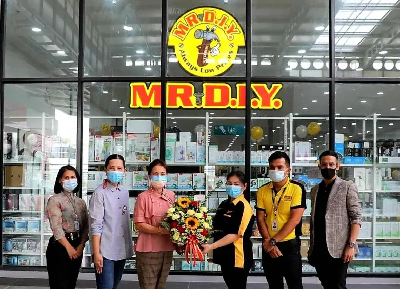 นางสาวจรูญรัตน์ สาลี (ที่ 3 จากซ้าย) ผู้จ...