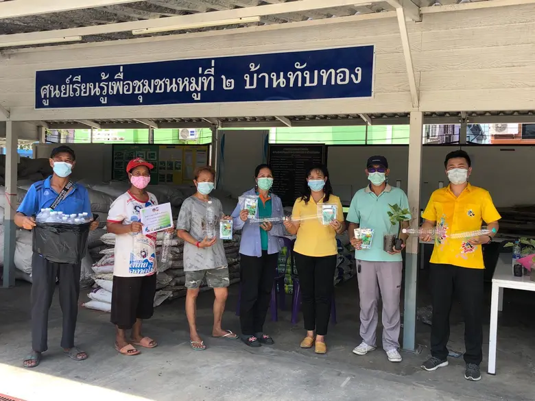 พช.บางเสาธง ผุดไอเดียใหม่ สร้างสวนผักในขวดน้ำพลาสติก