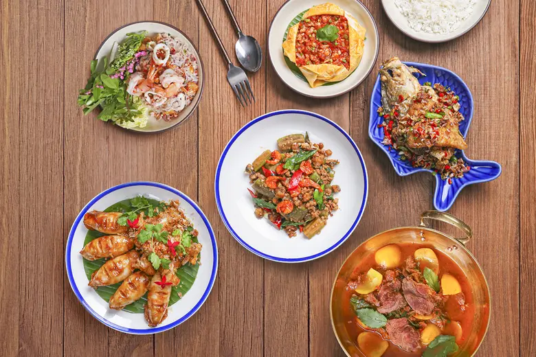 ลิ้มรสอาหารบ้านราชบุรี ย้อนวัยเด็กไปกับสูตรอาหารจากคุณแม่ ณ ห้องอาหาร สยาม ที รูม