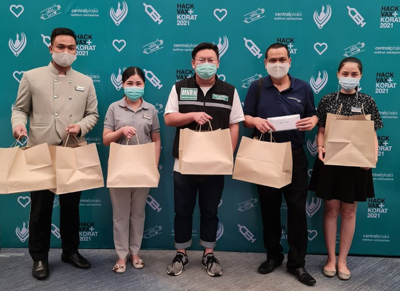 มกริน พรหมโยธี (คนที่ 4 จากซ้าย) ผู้จัดกา...