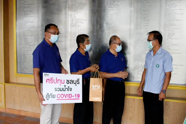 ม.ศรีปทุม ชลบุรี มอบเครื่องวัดระดับออกซิเจนในเลือด โรงพยาบาลพนัสนิคม ช่วยเหลือผู้ป่วยโควิด-19