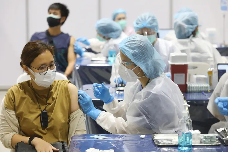 โรงพยาบาลพระรามเก้า ร่วมกับ เดอะสตรีท รัชดา และ กทม. เปิดจุดบริการฉีดวัคซีนนอกโรงพยาบาล ด้วย "แอสตร้าเซนเนก้า" วันแรก