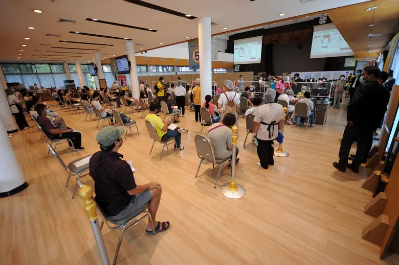 บรรยากาศ วันแรกผู้คนรอคิวฉีดวัคซีน AstraZ...