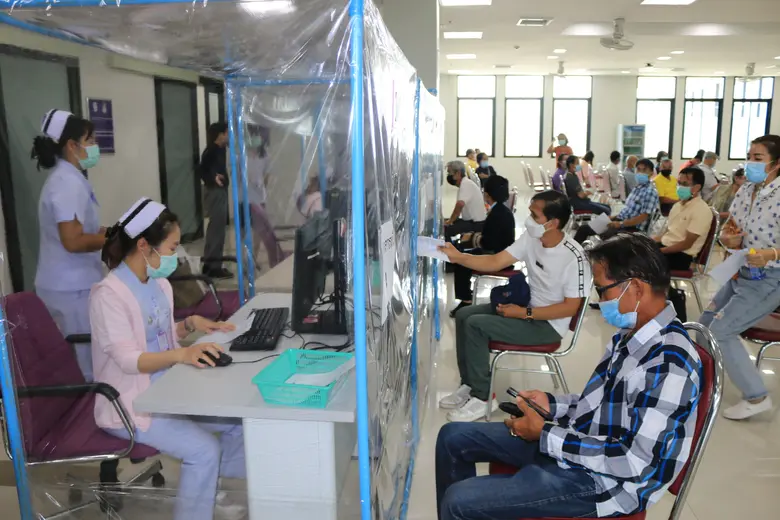 วันแรก ดีเดย์! โรงพยาบาลมหาวิทยาลัยพะเยา บริการฉีดวัคซีนCOVID-19 นำร่อง 3 ตำบล จำนวน 60 โดส