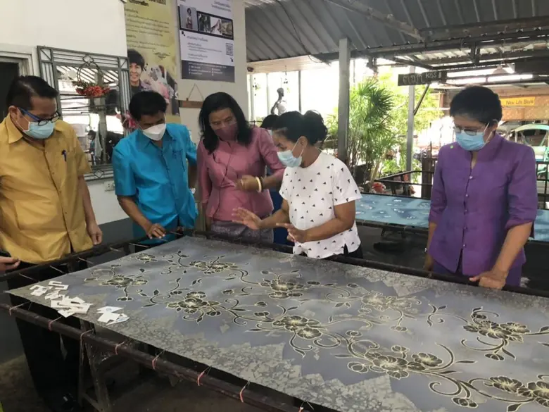 ผู้ตรวจราชการ กรมการพัฒนาชุมชน ติดตามสนับสนุนการดำเนินงานขับเคลื่อนกลุ่มทอผ้าลายพระราชทาน "ผ้ามัดหมี่ลายขอเจ้าฟ้าสิริวัณณวรีฯ