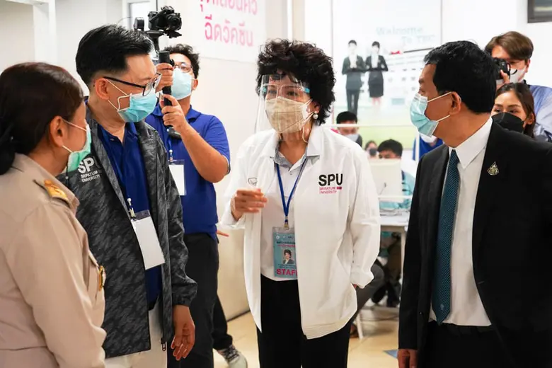 ปลัดอว.นำสิ่งของที่จำเป็น ส่งมอบบุคลากรทางการแพทย์และอาสาสมัคร สู้โควิด-19 ศูนย์ฉีดวัคซีน กทม.-ศรีปทุม