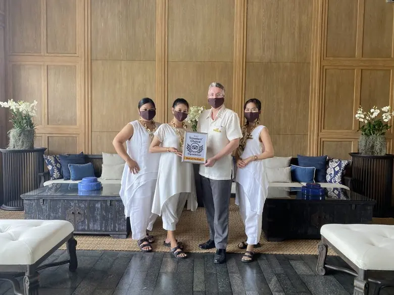 คริสเตียน เริลช์ลิ (คนที่ 3 จากซ้าย) ผู้จ...