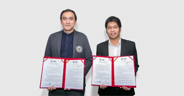 นายชนะ สัมพลัง (ซ้าย) นายกสมาคมสถาปนิกสยา...