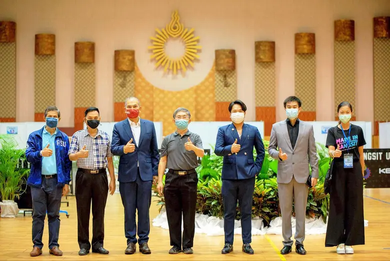 ผู้บริหารบริษัท เฟอร์นิช ดีไซน์ กรุ๊ป จำกัด เข้า มอบหน้ากากอนามัย เจลแอลกอฮอล์ และถุงมือยาง ให้แก่ศูนย์บริการฉีดวัคซีนโควิด-19 ภายในมหาวิทยาลัยรังสิต